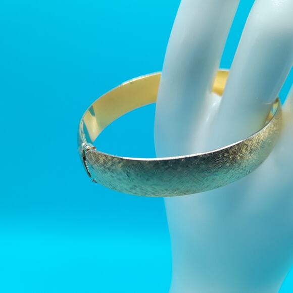 Vintage Signed Monet Gold Plated Hinged Bracelet, Classic Bangle, 6.5 Inches - Picture 3 of 11